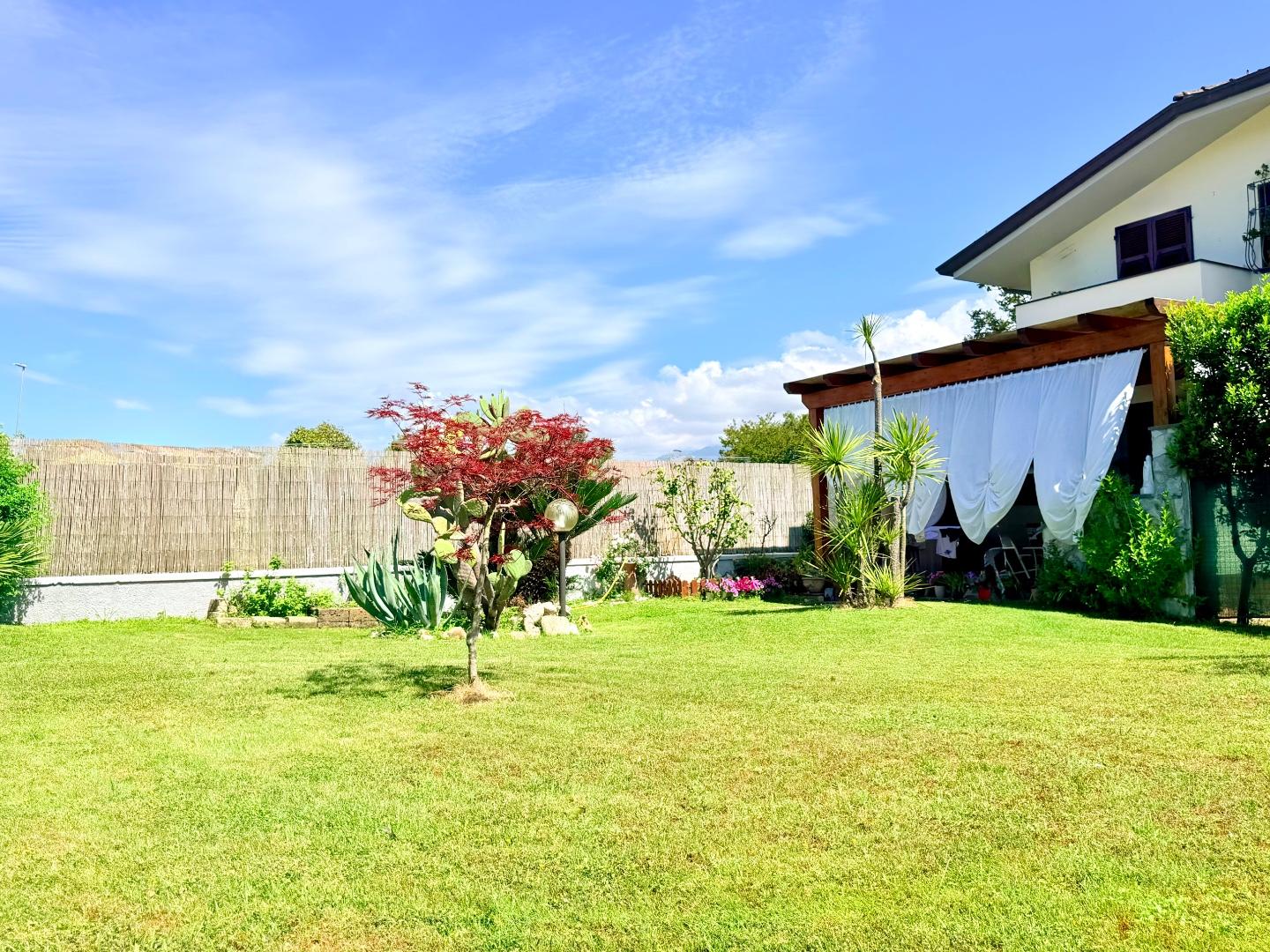 Villa Bifamiliare con giardino, Massa poveromo