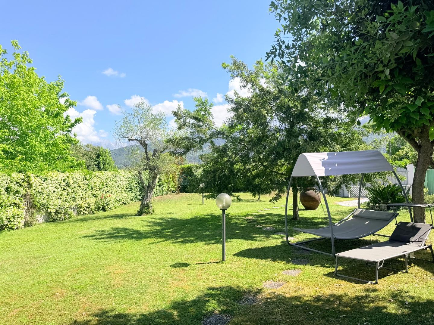 Villa Bifamiliare con giardino, Massa poveromo