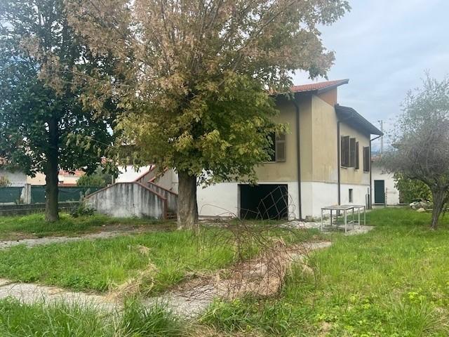 Villa con giardino, Massa ricortola
