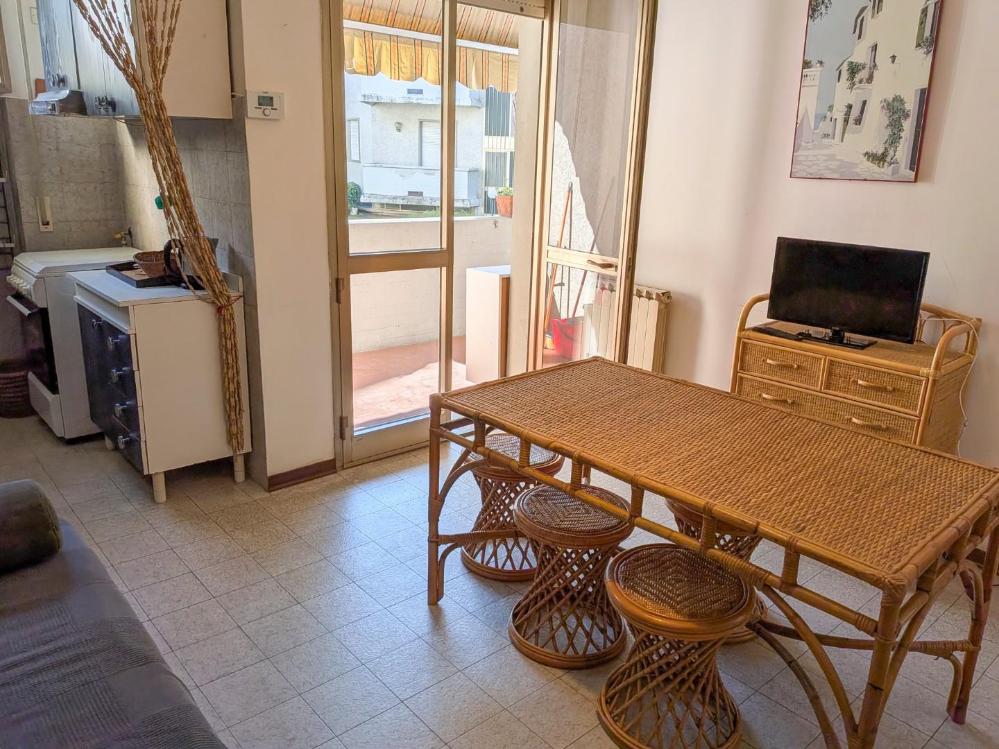 Bilocale arredato in affitto, Massa marina di