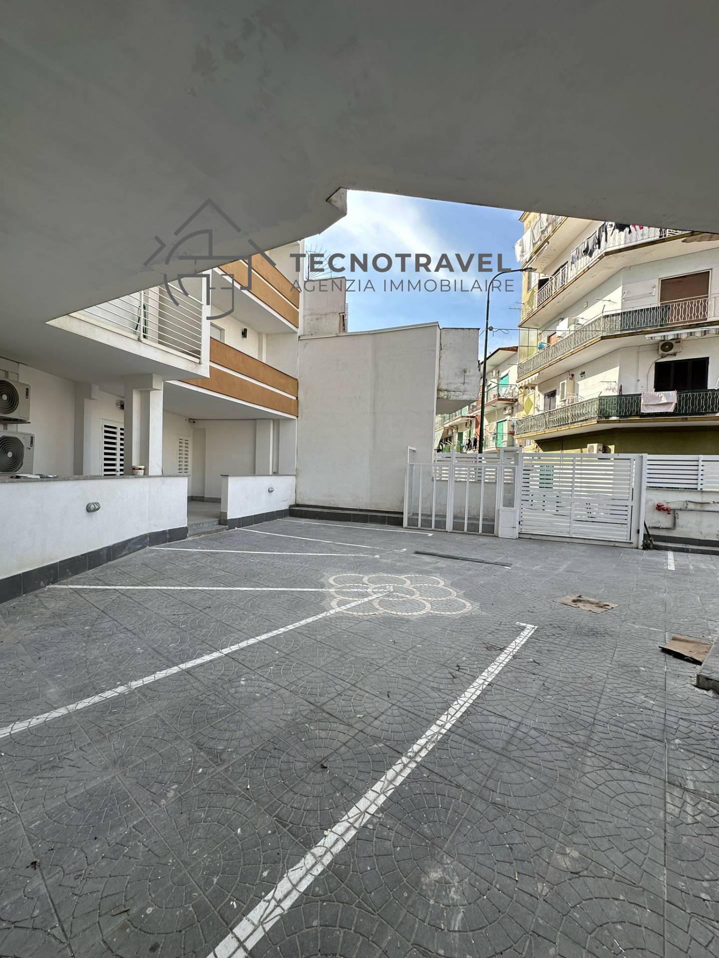 Locale commerciale in affitto a Casoria