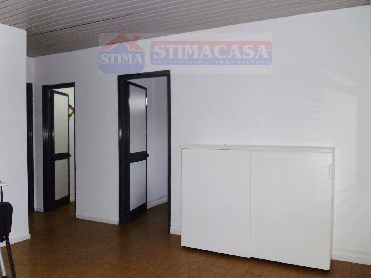 Ufficio in affitto a Casoria