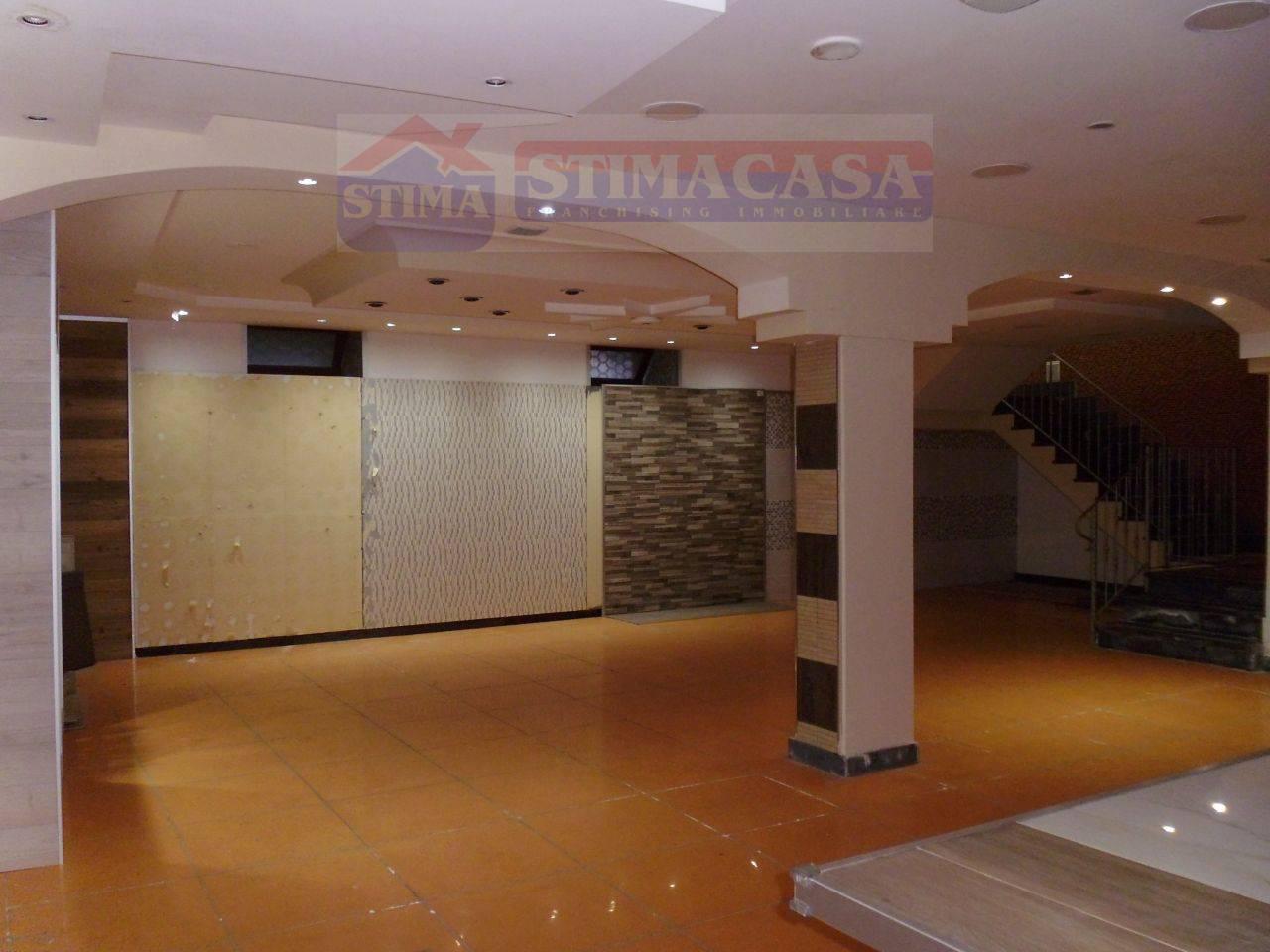 Locale commerciale in affitto a Casoria