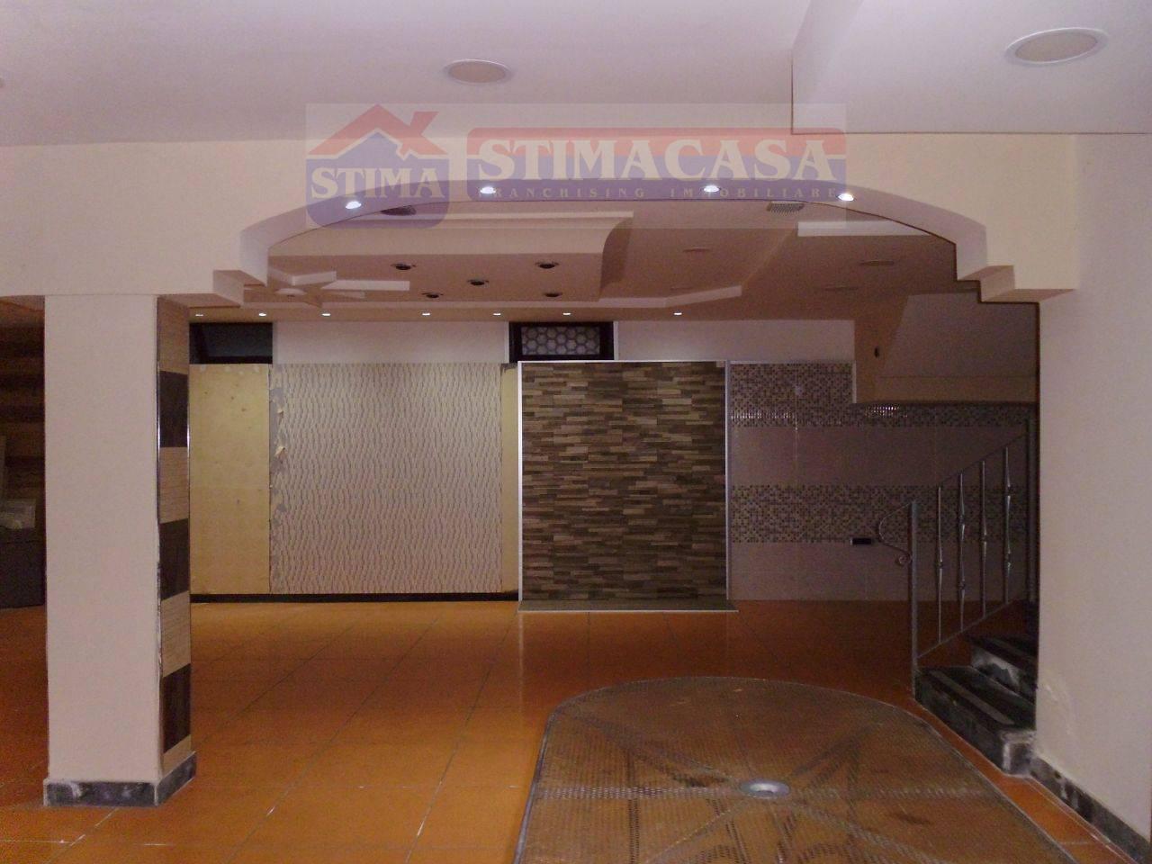 Locale commerciale in affitto a Casoria