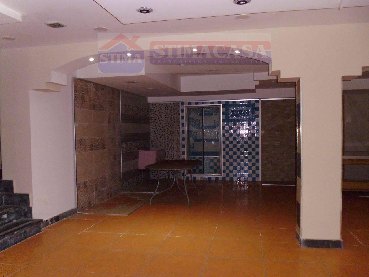 Locale commerciale in affitto a Casoria