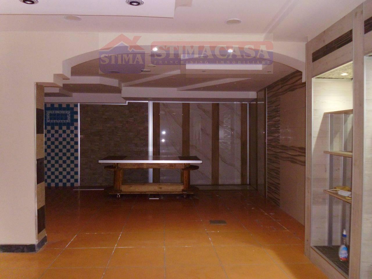 Locale commerciale in affitto a Casoria