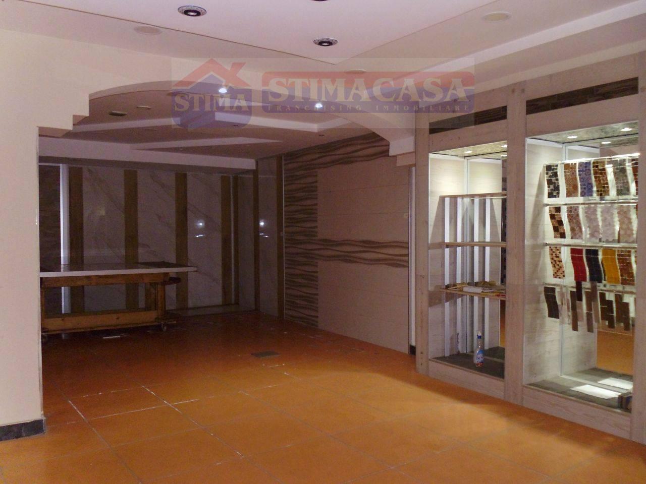 Locale commerciale in affitto a Casoria