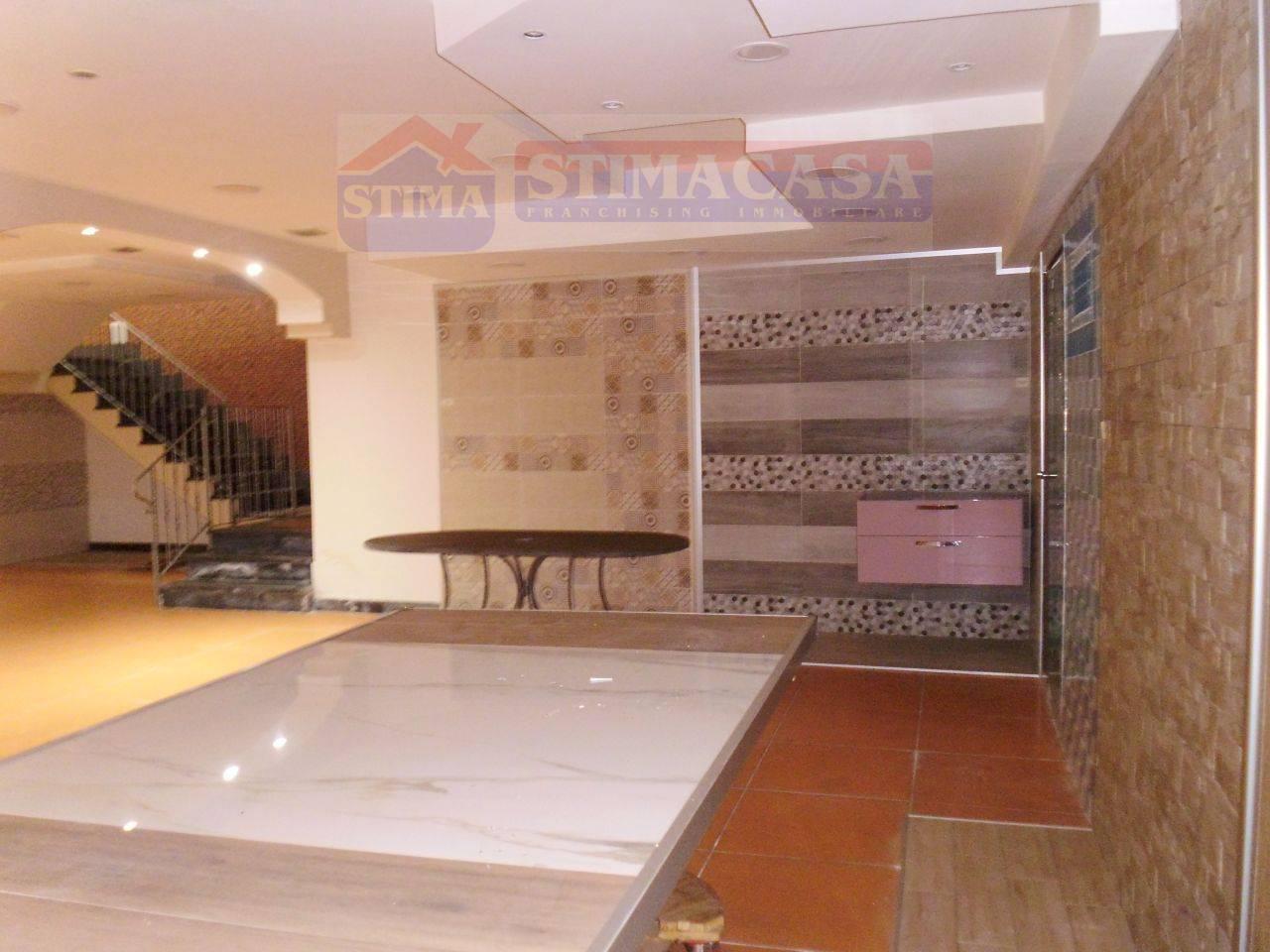 Locale commerciale in affitto a Casoria