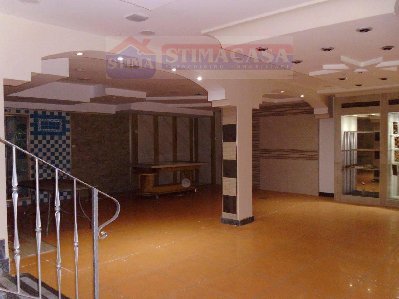Locale commerciale in affitto a Casoria