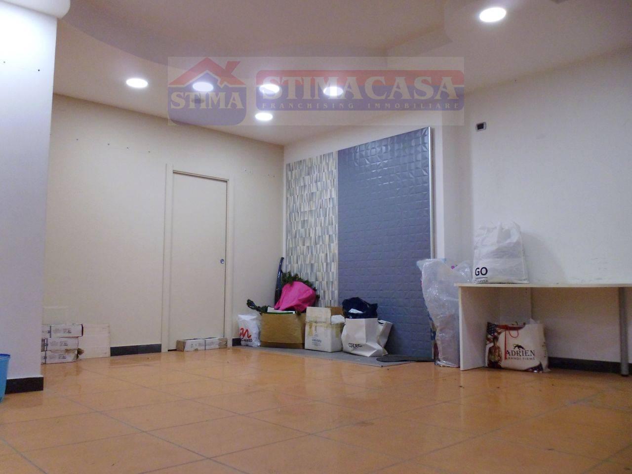 Locale commerciale in affitto a Casoria