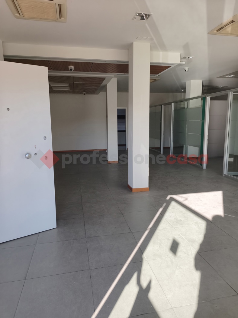 Negozio in affitto a Campi Bisenzio