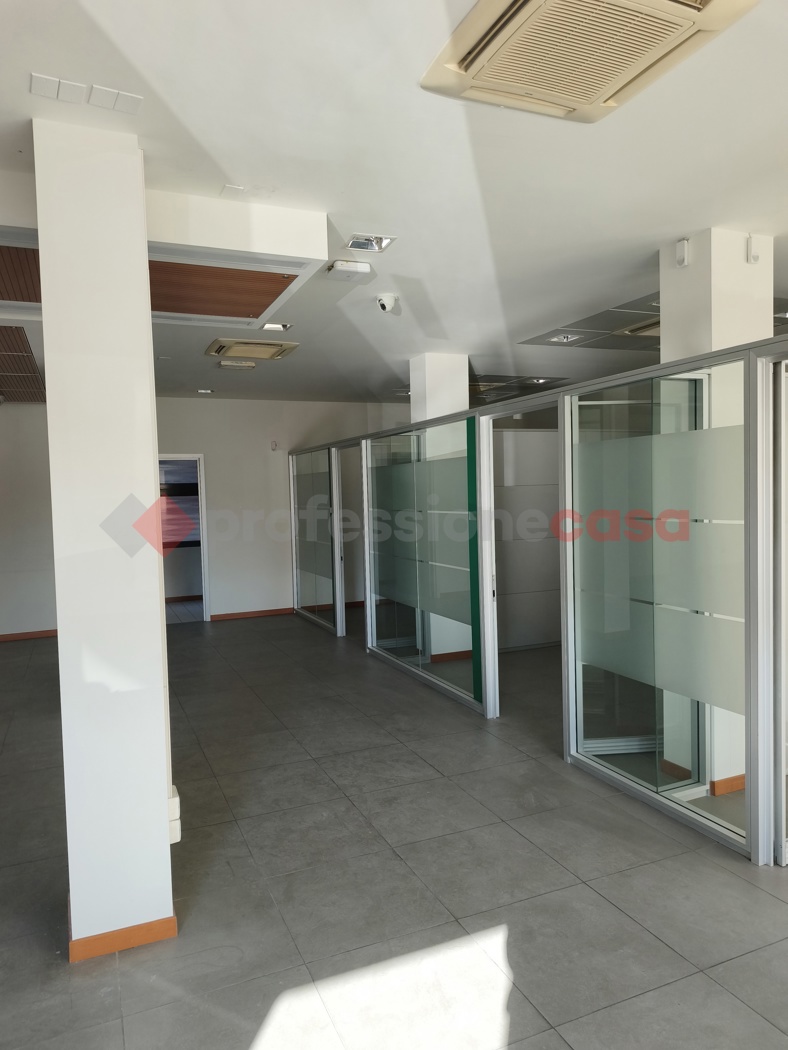 Negozio in affitto a Campi Bisenzio