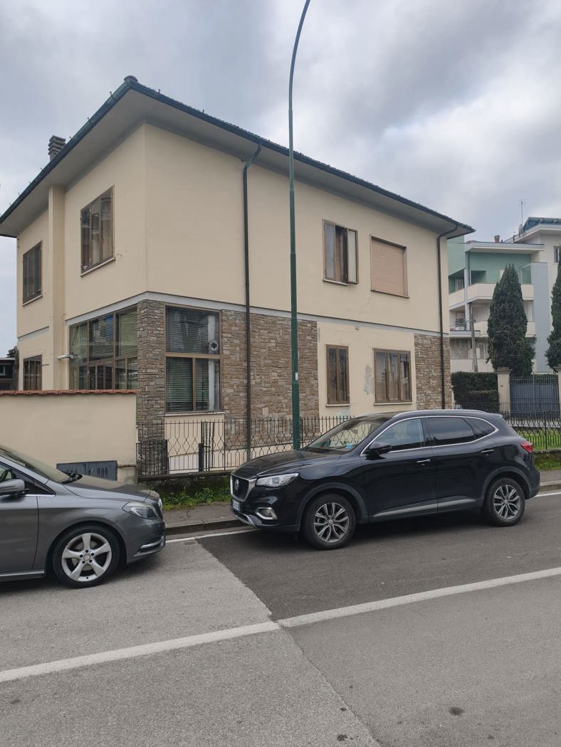 Casa indipendente con giardino a Campi Bisenzio