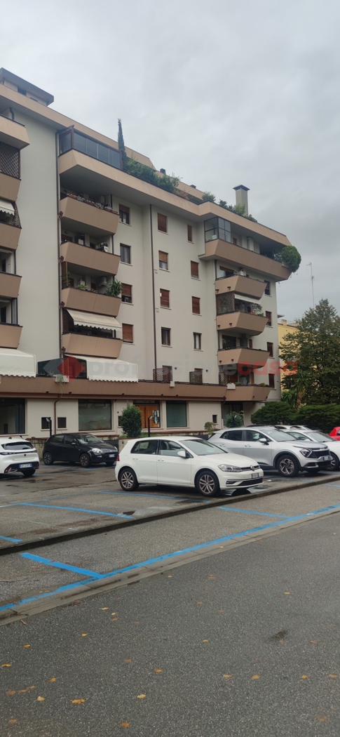 Box/Garage 17mq in vendita a Prato