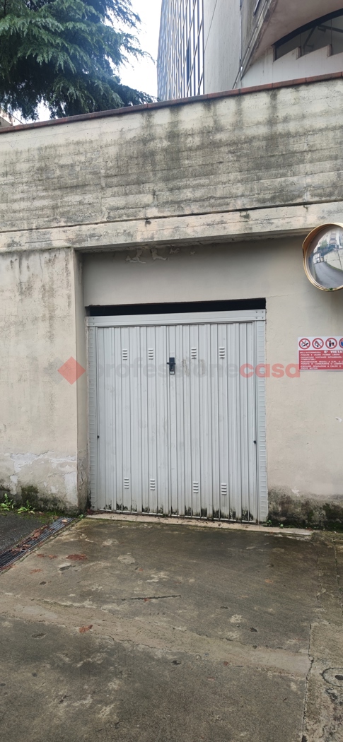 Box/Garage 17mq in vendita a Prato