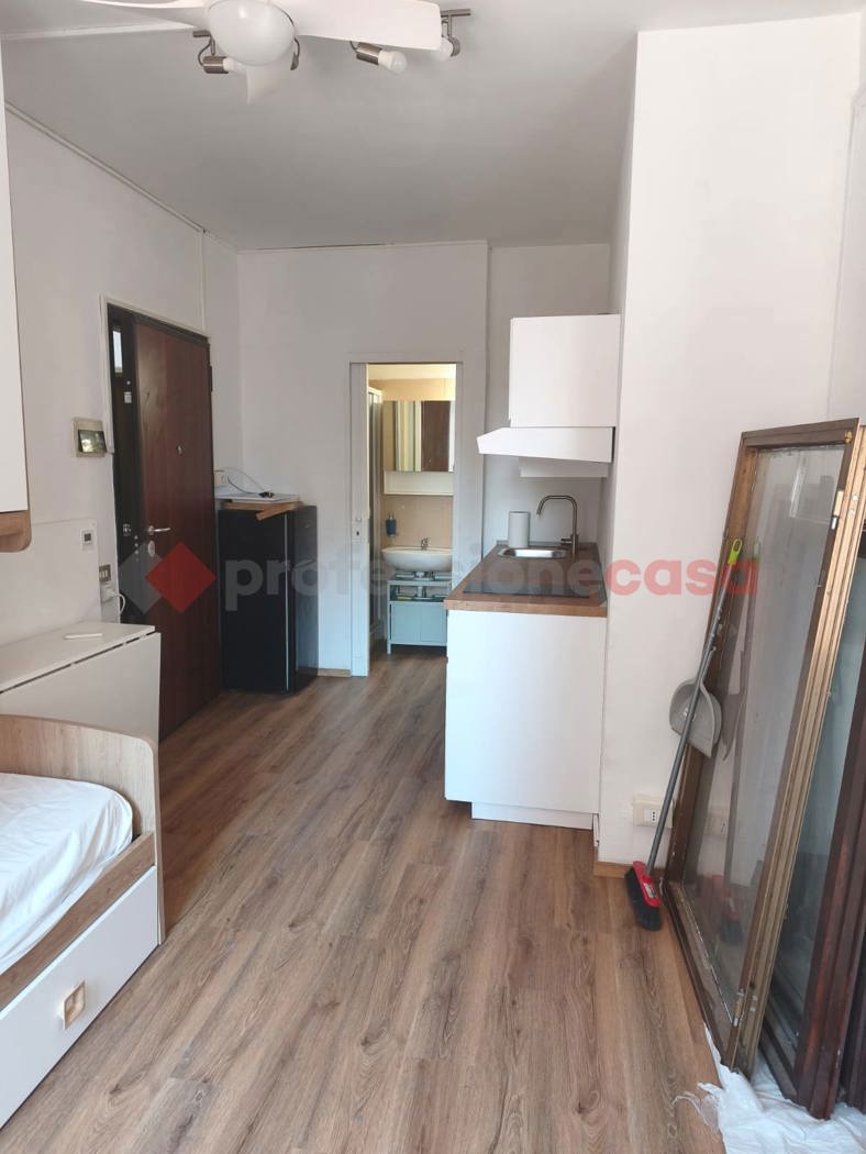 Monolocale arredato in affitto a Prato