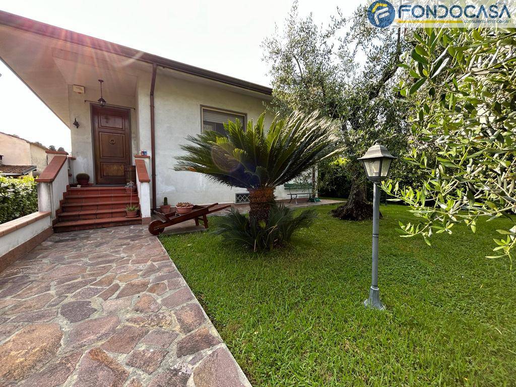 Villa con terrazzo a Massarosa