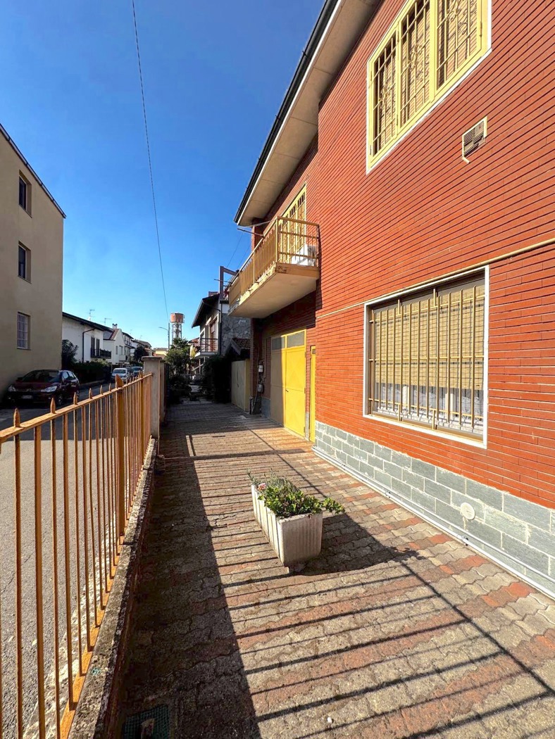 Casa indipendente con giardino a Binasco
