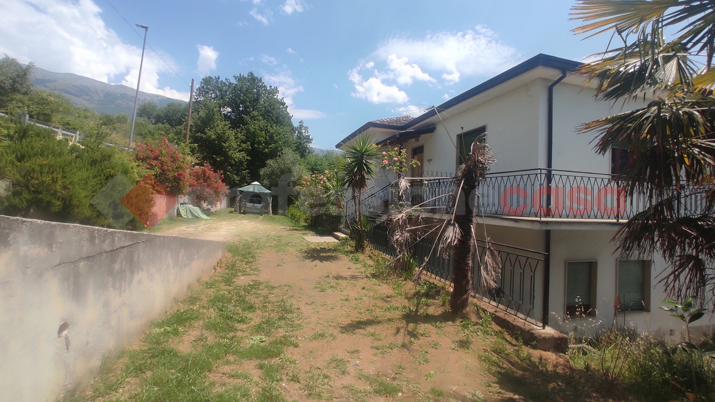 Casa indipendente con giardino a Pescosolido
