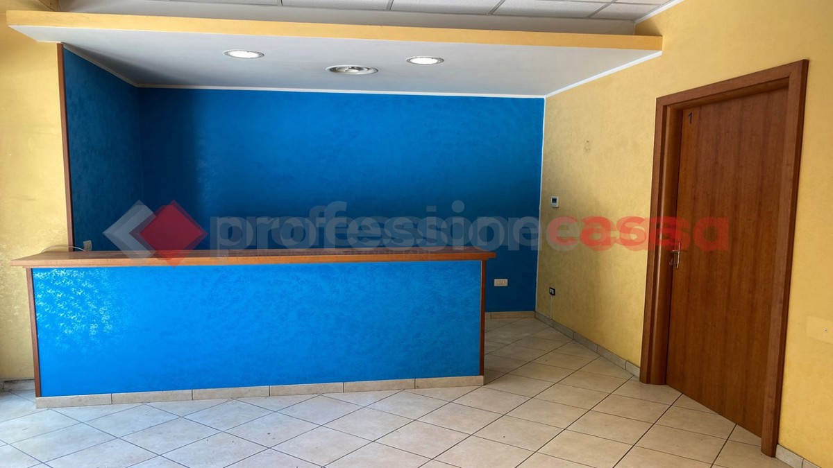 Ufficio con box doppio a Isola del Liri