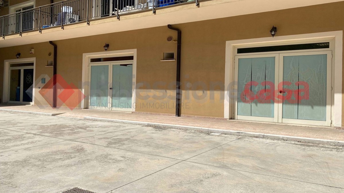 Ufficio con box doppio a Isola del Liri