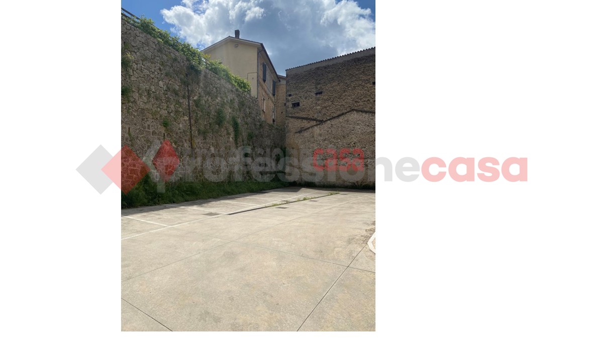 Ufficio con box doppio a Isola del Liri