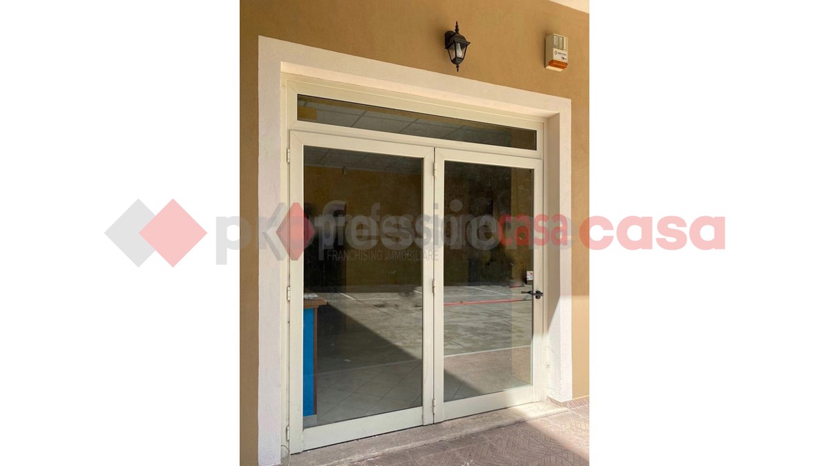 Ufficio con box doppio a Isola del Liri