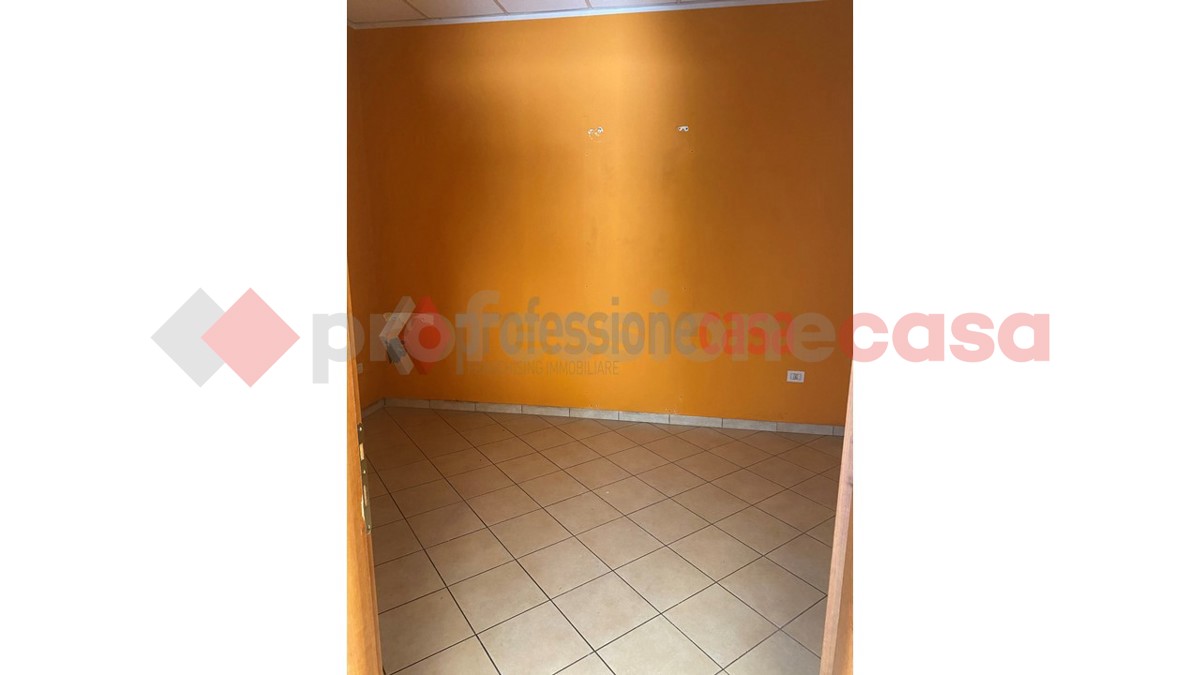 Ufficio con box doppio a Isola del Liri