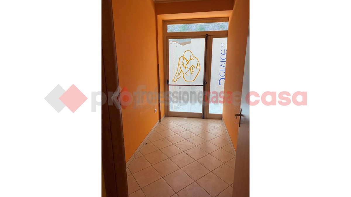 Ufficio con box doppio a Isola del Liri