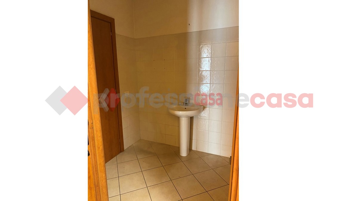 Ufficio con box doppio a Isola del Liri