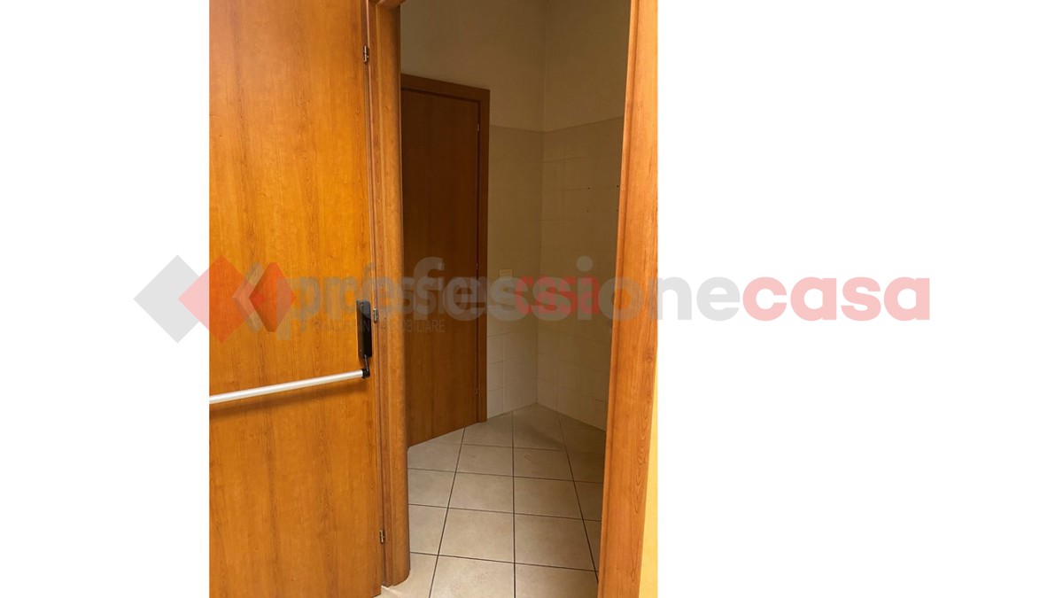 Ufficio con box doppio a Isola del Liri