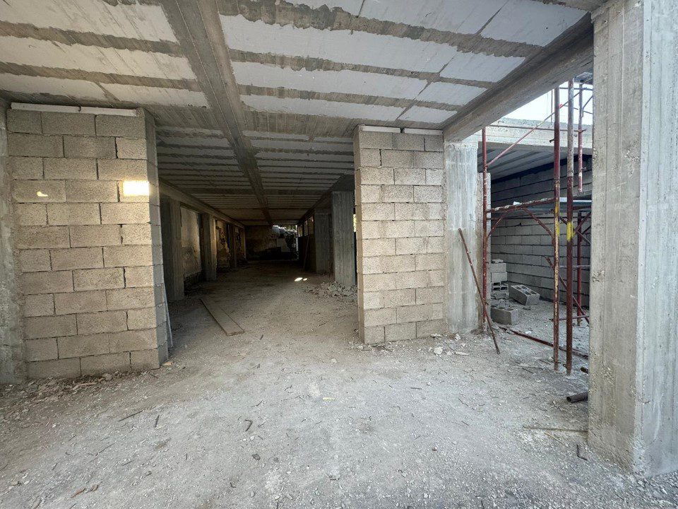 Locale commerciale in vendita a Cardito