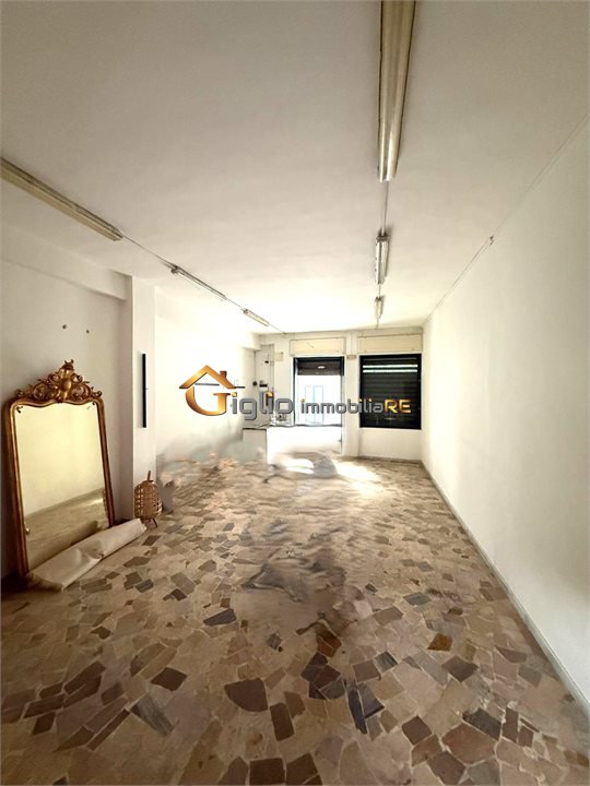 Locale commerciale in affitto a Caivano