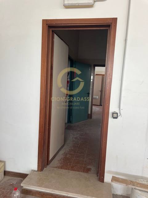 Locale commerciale in affitto a Livorno, Coteto