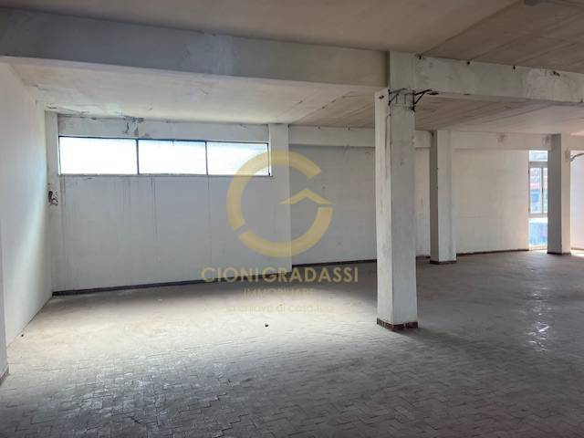 Locale commerciale in affitto a Livorno, Coteto