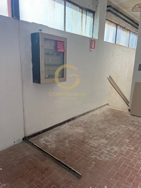 Locale commerciale in affitto a Livorno, Coteto