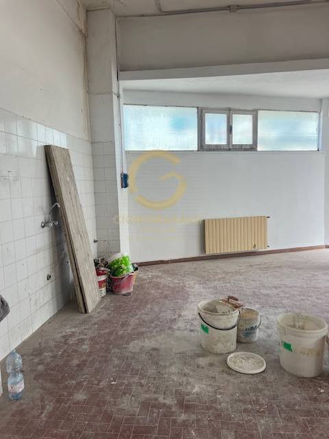 Locale commerciale in affitto a Livorno, Coteto