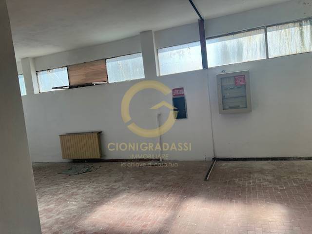 Locale commerciale in affitto a Livorno, Coteto