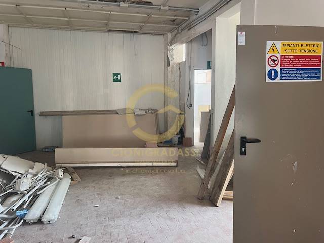 Locale commerciale in affitto a Livorno, Coteto