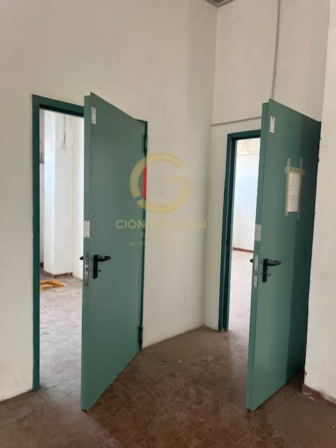 Locale commerciale in affitto a Livorno, Coteto