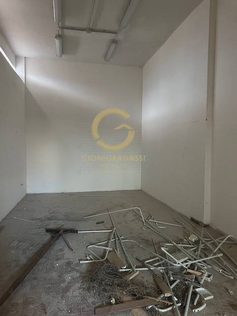 Locale commerciale in affitto a Livorno, Coteto