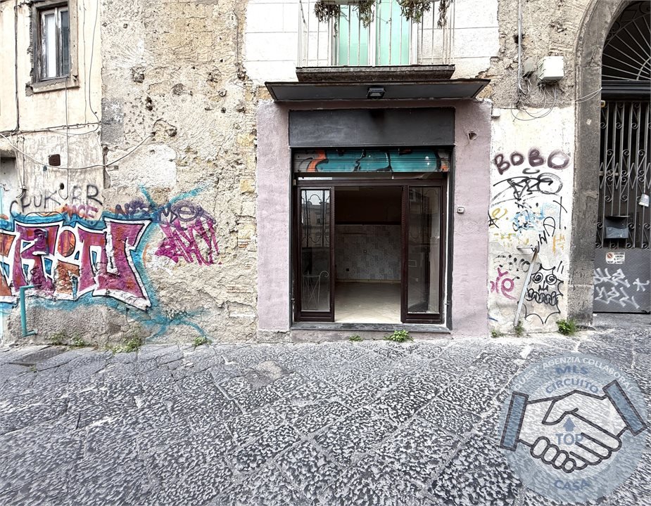 Locale commerciale in vendita a Napoli