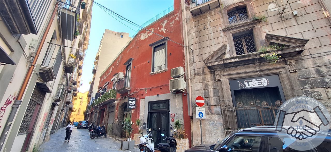 Locale commerciale in vendita a Napoli