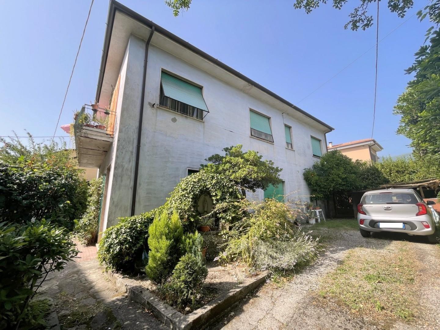 Casa indipendente con giardino a Camaiore