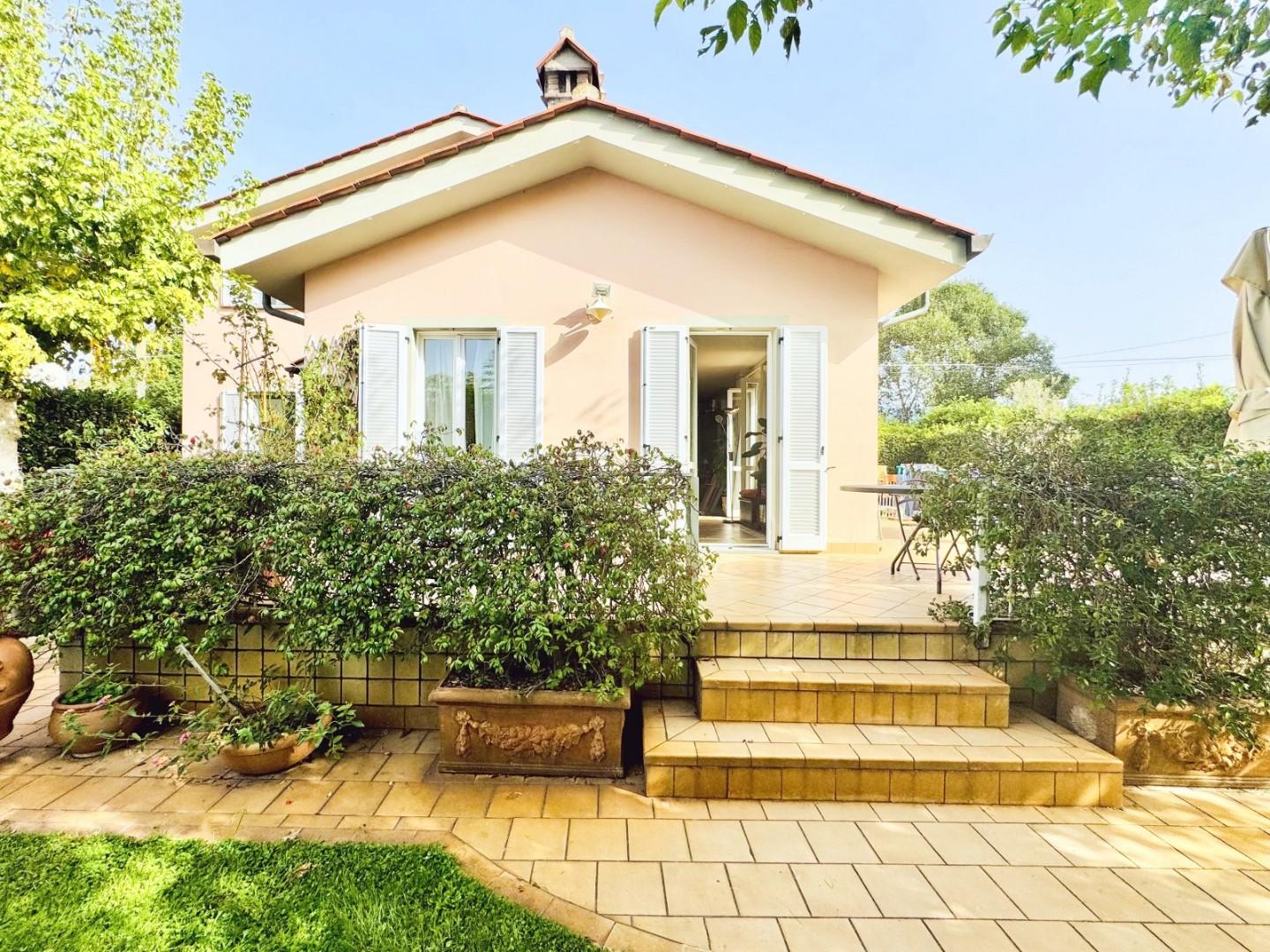 Casa indipendente con giardino a Pietrasanta