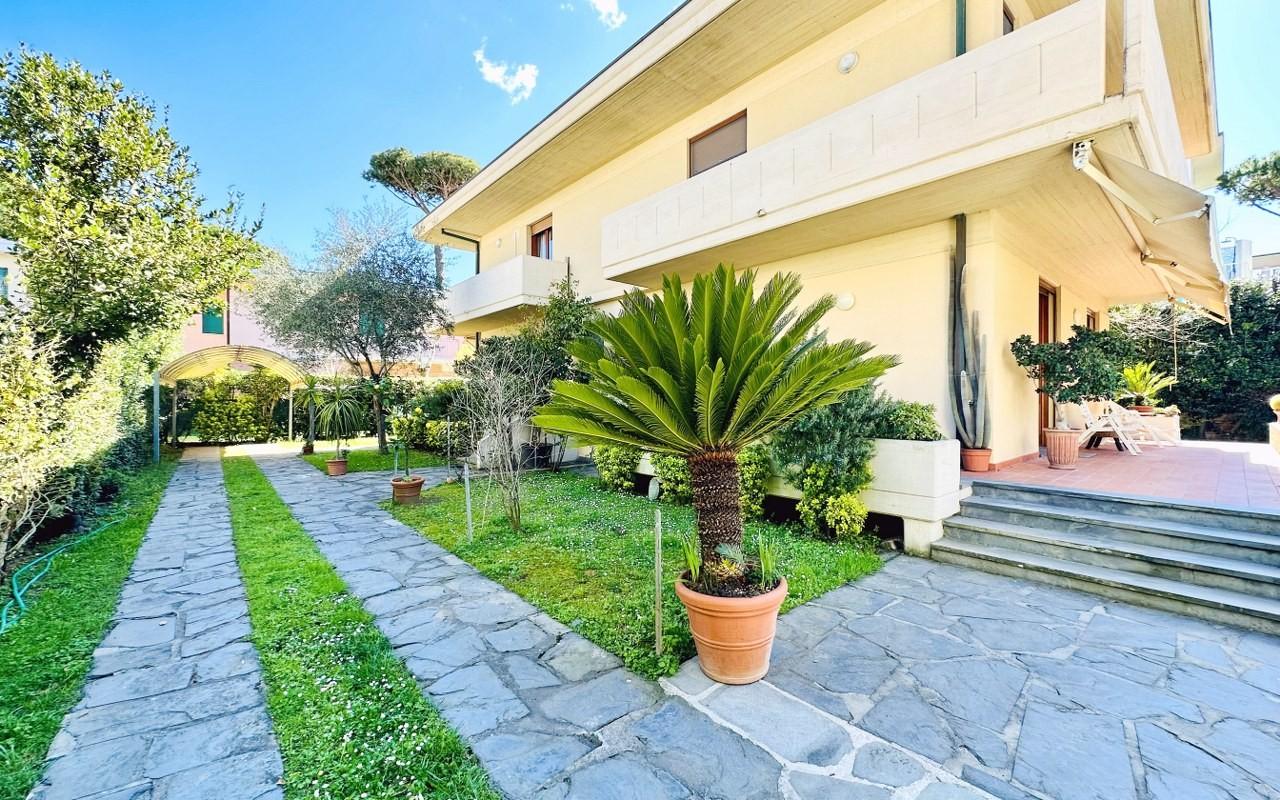 Casa indipendente arredata in affitto, Pietrasanta fiumetto