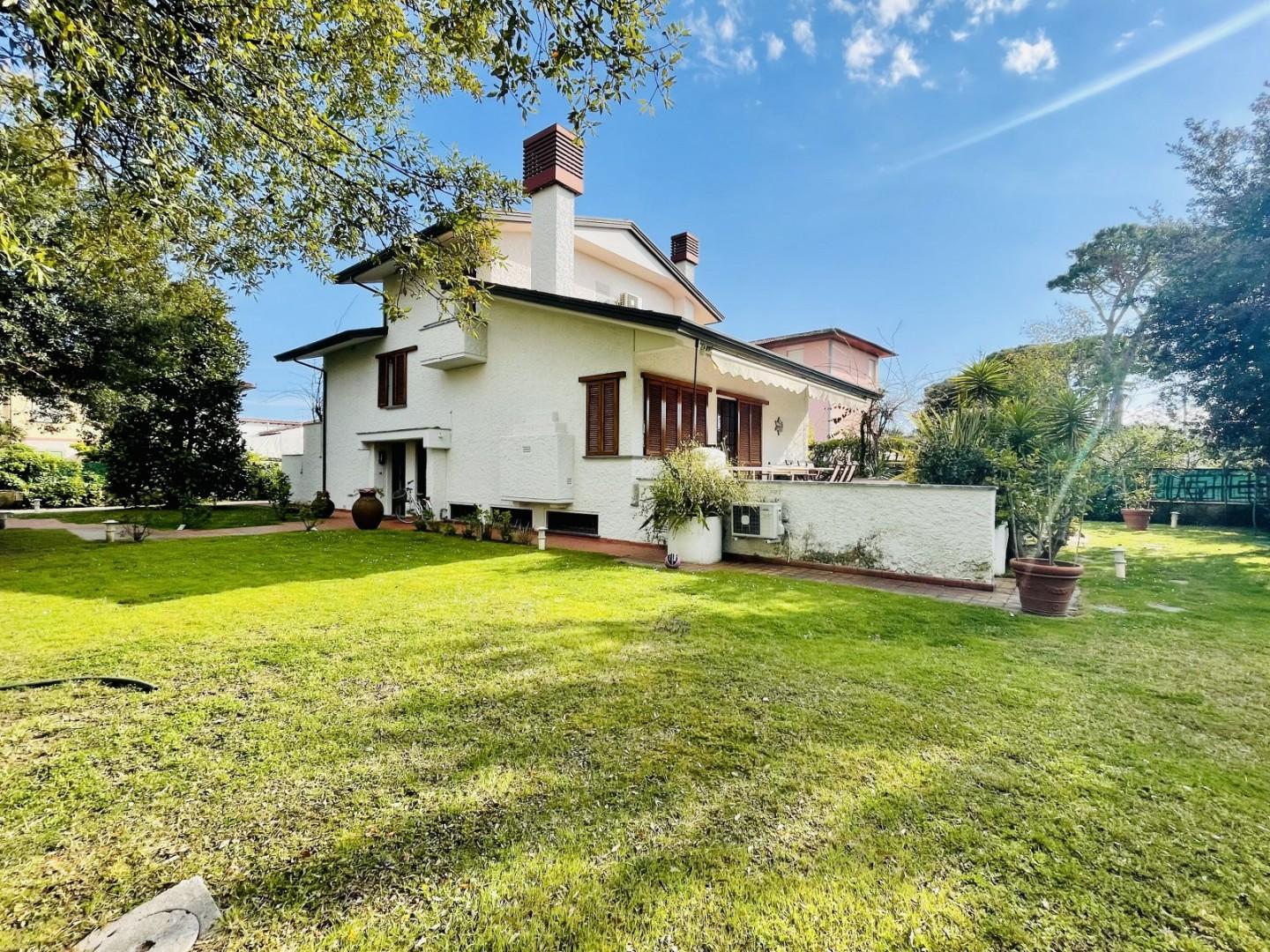 Villa con giardino, Forte dei Marmi centro