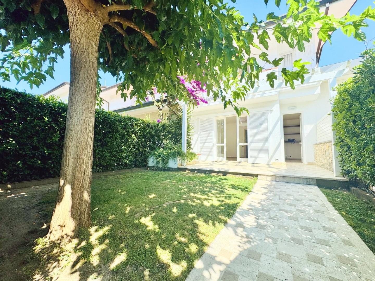 Villa con giardino, Pietrasanta focette