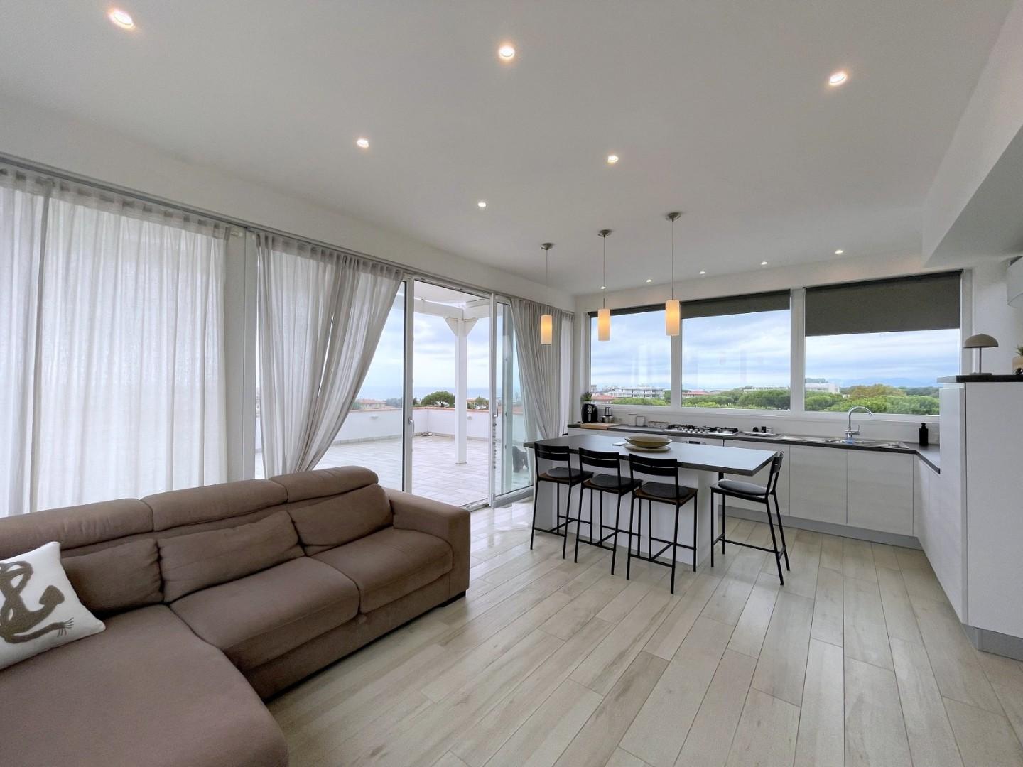 Attico con terrazzi, Camaiore lido di