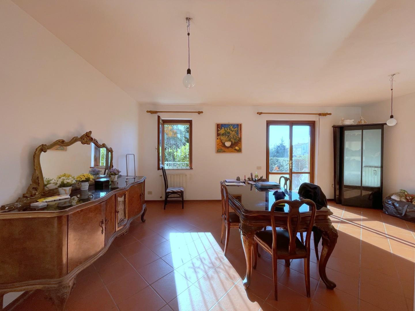 Villa Trifamiliari con giardino, Massarosa citt